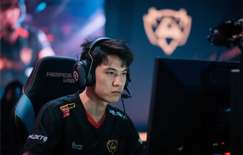 专注的电竞选手